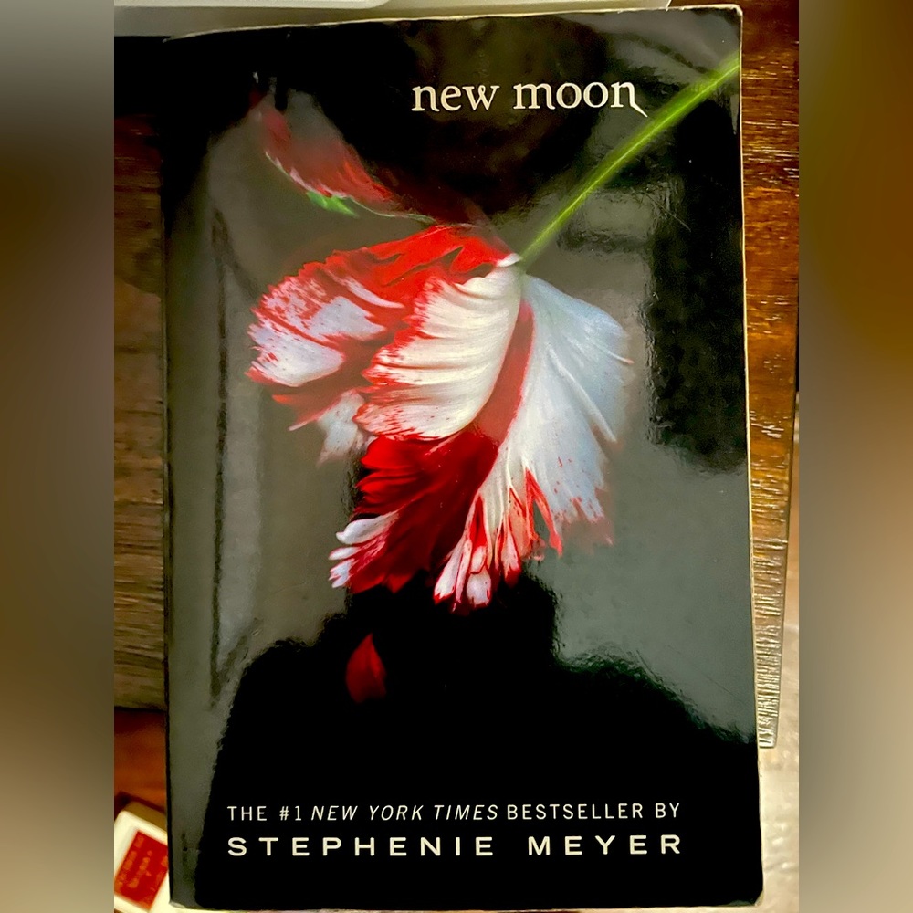 New moon Book by Stephanie Meyer